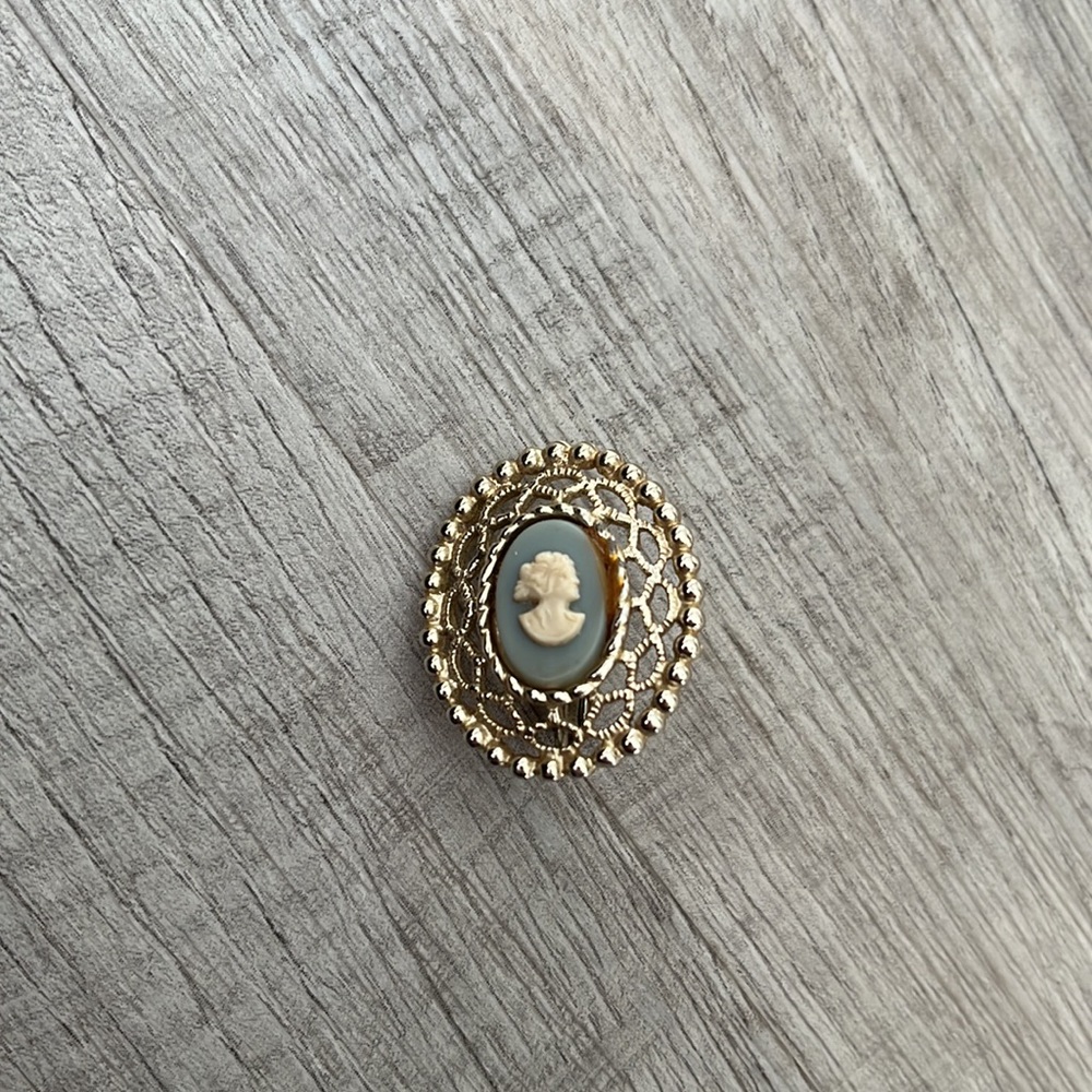 SC Vintage cream and green Cameo young woman face clip-on earring pendant - Picture 7 of 7